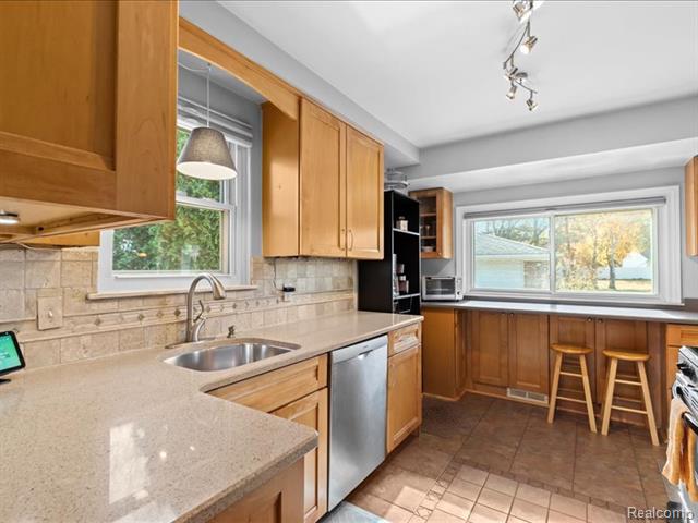 Builiding view nine for 35129 West Chicago, Livonia, MI. 48150