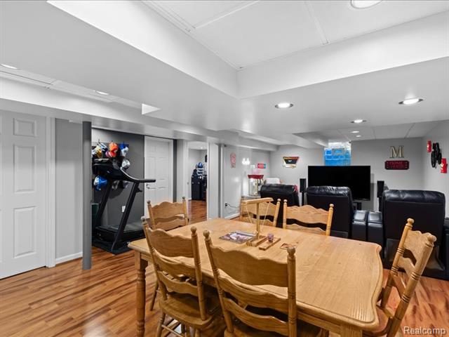 Builiding view nineteen for 35129 West Chicago, Livonia, MI. 48150