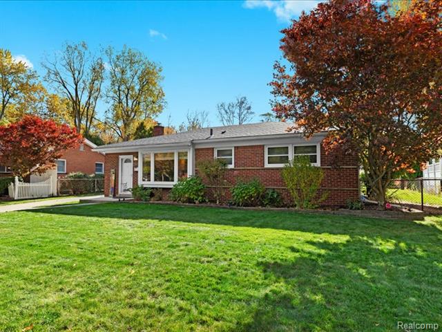 Builiding view one for 35129 West Chicago, Livonia, MI. 48150