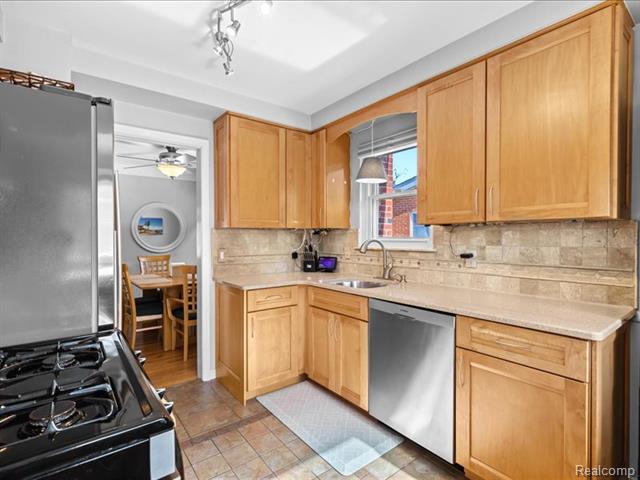 Builiding view ten for 35129 West Chicago, Livonia, MI. 48150