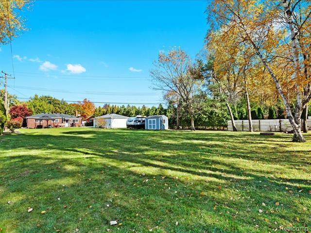 Builiding view thirty five for 35129 West Chicago, Livonia, MI. 48150