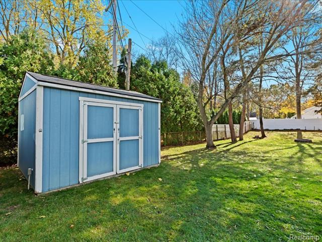 Builiding view thirty four for 35129 West Chicago, Livonia, MI. 48150