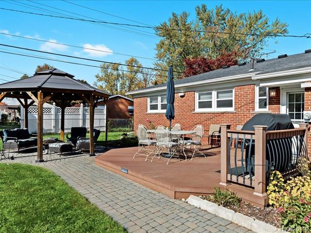 Builiding view thirty one for 35129 West Chicago, Livonia, MI. 48150