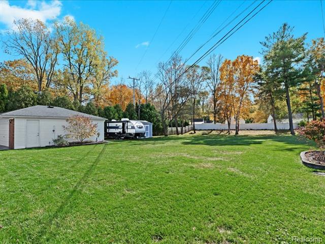 Builiding view thirty three for 35129 West Chicago, Livonia, MI. 48150