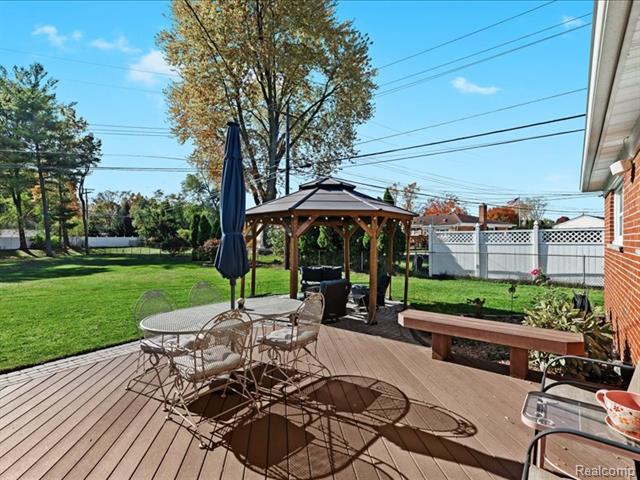 Builiding view thirty two for 35129 West Chicago, Livonia, MI. 48150