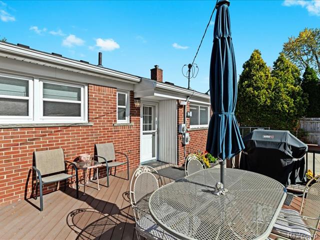 Builiding view thirty for 35129 West Chicago, Livonia, MI. 48150