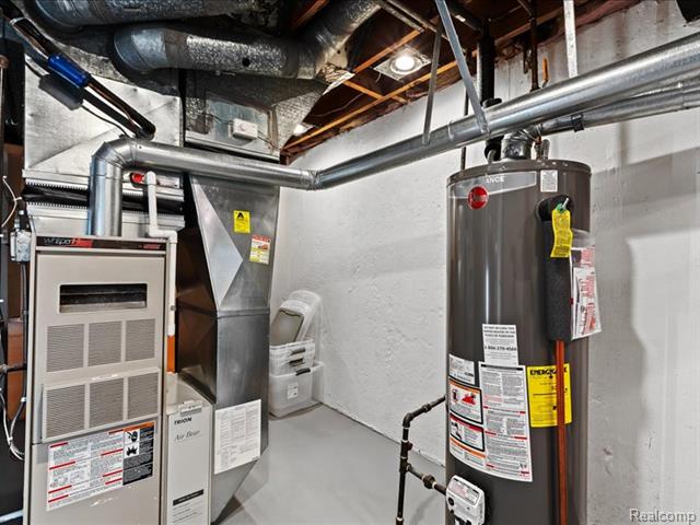 Builiding view twenty five for 35129 West Chicago, Livonia, MI. 48150