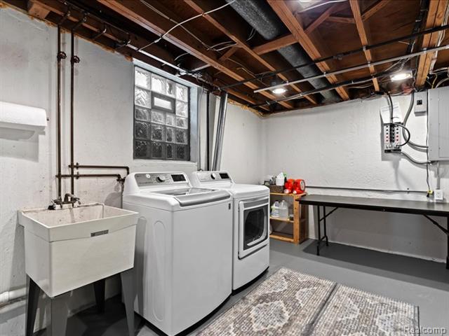 Builiding view twenty four for 35129 West Chicago, Livonia, MI. 48150