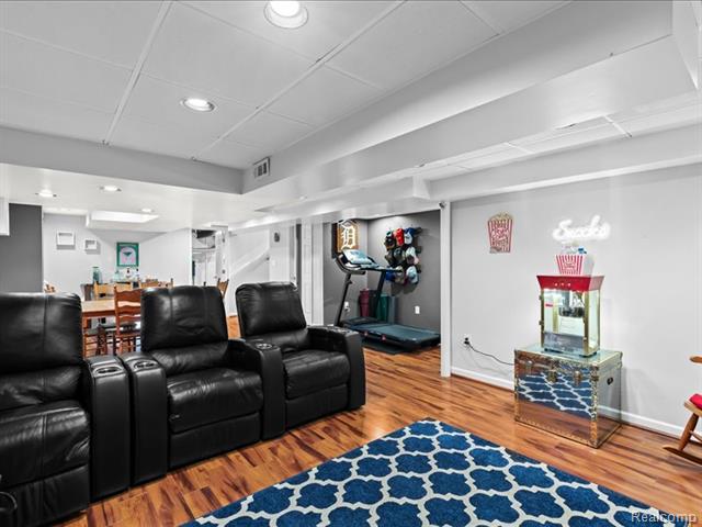 Builiding view twenty one for 35129 West Chicago, Livonia, MI. 48150