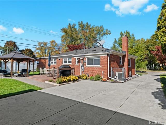 Builiding view twenty seven for 35129 West Chicago, Livonia, MI. 48150