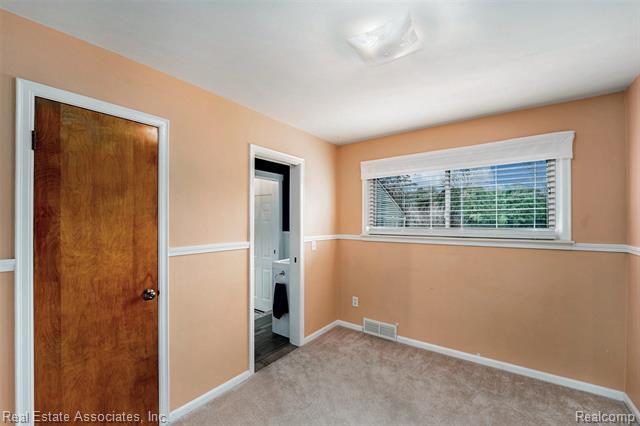 Builiding view eight for 35435 West Chicago, Livonia, MI. 48150