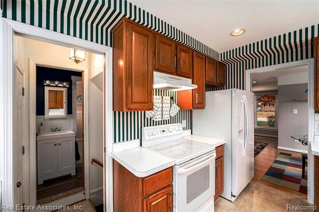 Builiding view five for 35435 West Chicago, Livonia, MI. 48150