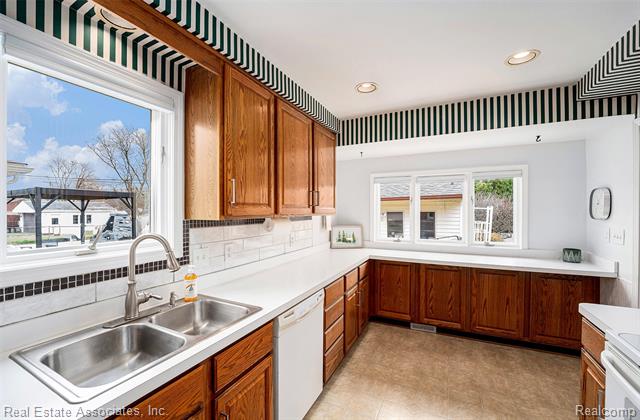 Builiding view four for 35435 West Chicago, Livonia, MI. 48150