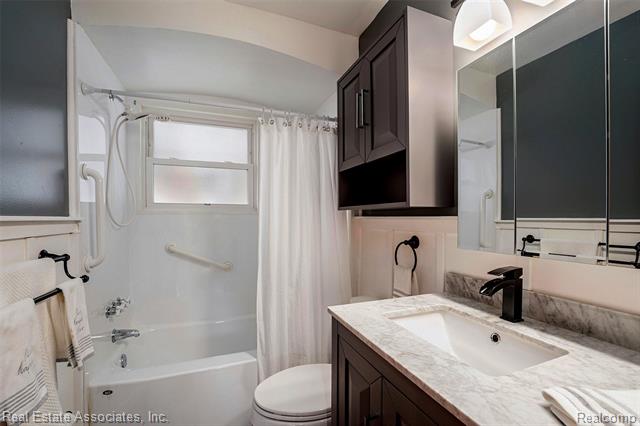 Builiding view nine for 35435 West Chicago, Livonia, MI. 48150