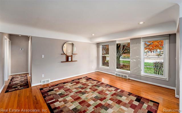 Builiding view three for 35435 West Chicago, Livonia, MI. 48150