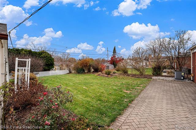 Builiding view twelve for 35435 West Chicago, Livonia, MI. 48150