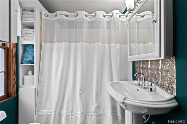 Builiding view sixteen for 11009 Melrose, Livonia, MI. 48150