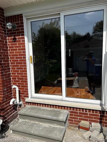 Builiding view seventeen for 6577 Lafayette, Dearborn Heights, MI. 48127