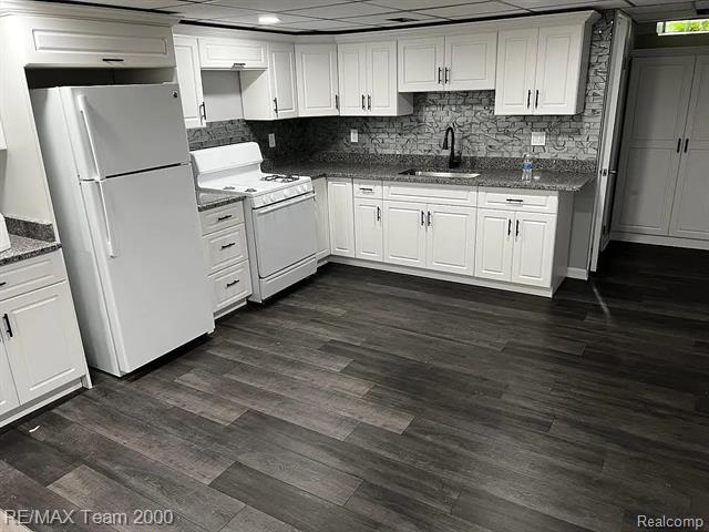 Builiding view thirteen for 6577 Lafayette, Dearborn Heights, MI. 48127