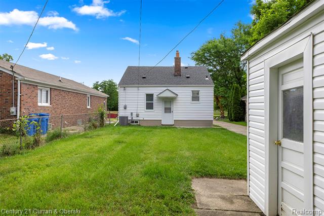 Builiding view thirty for 6719 Parkland, Dearborn Heights, MI. 48127