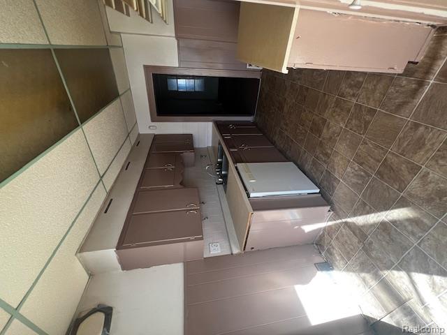 Builiding view two for 6373 Heyden, Dearborn Heights, MI. 48127