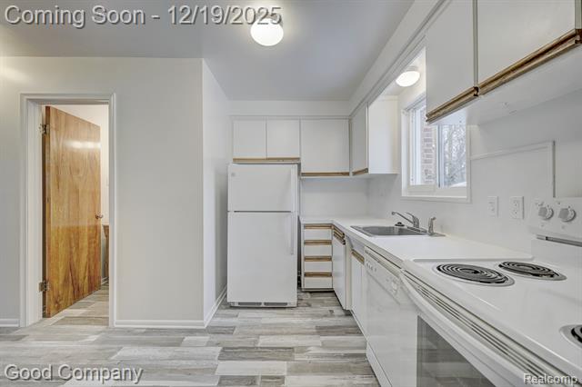 Builiding view ten for 6958 Town, Dearborn Heights, MI. 48127