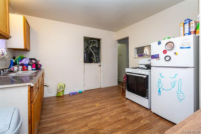 Builiding view ten for 7420 Cavell, Westland, MI. 48185