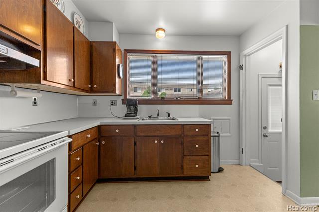 Builiding view eight for 27240 W Pleasant Ridge, Dearborn Heights, MI. 48127