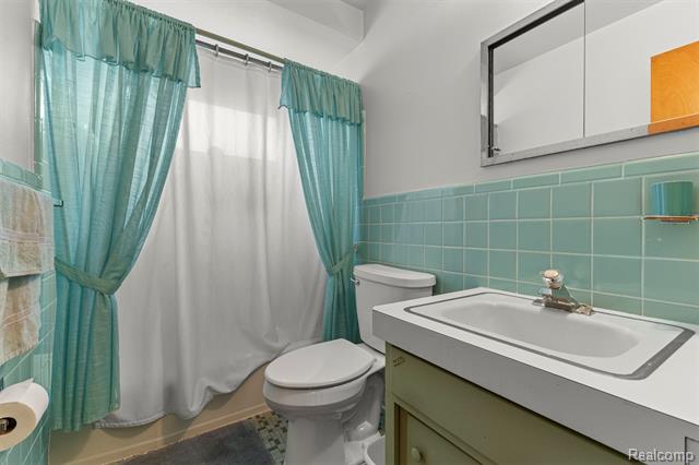 Builiding view eleven for 27240 W Pleasant Ridge, Dearborn Heights, MI. 48127