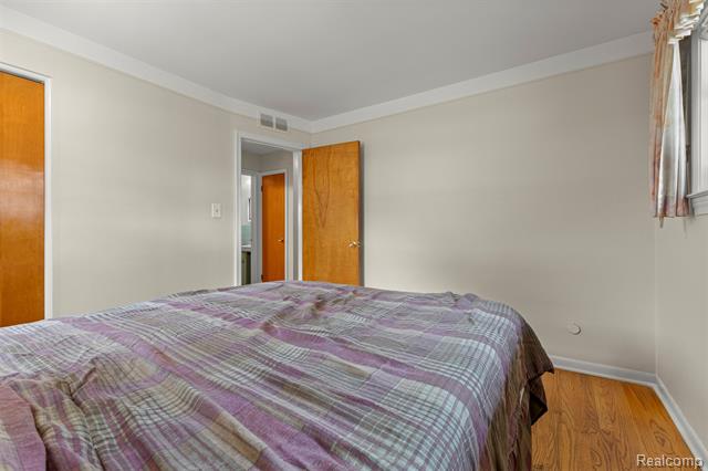Builiding view fifteen for 27240 W Pleasant Ridge, Dearborn Heights, MI. 48127