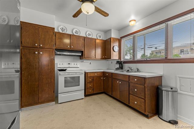 Builiding view seven for 27240 W Pleasant Ridge, Dearborn Heights, MI. 48127