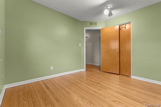 Builiding view seventeen for 27240 W Pleasant Ridge, Dearborn Heights, MI. 48127