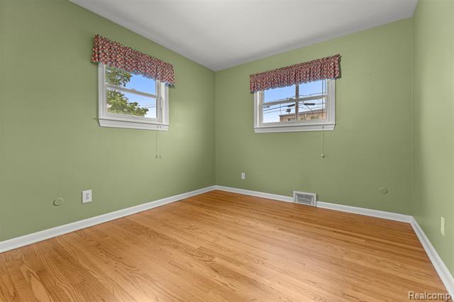 Builiding view sixteen for 27240 W Pleasant Ridge, Dearborn Heights, MI. 48127