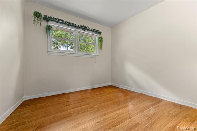Builiding view twelve for 27240 W Pleasant Ridge, Dearborn Heights, MI. 48127