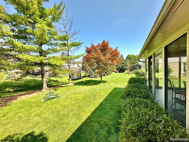 Builiding view thirty three for 24397 Venice, Novi, MI. 48374