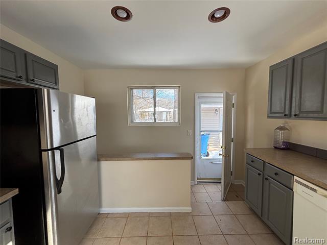 Builiding view thirteen for 7720 Amboy, Dearborn Heights, MI. 48127