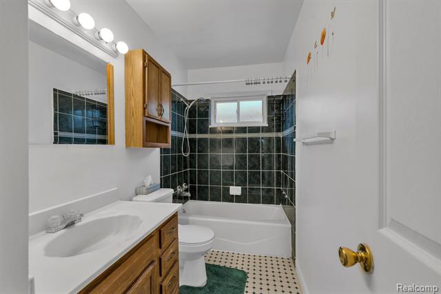 Builiding view fourteen for 7411 Vernon, Dearborn Heights, MI. 48127