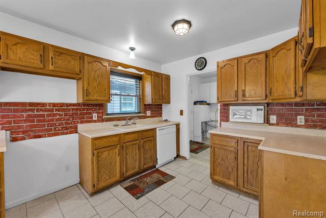 Builiding view nine for 7411 Vernon, Dearborn Heights, MI. 48127