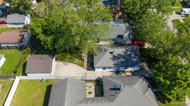 Builiding view twenty seven for 7411 Vernon, Dearborn Heights, MI. 48127