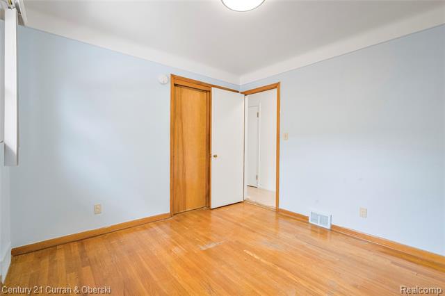 Builiding view eight for 7602 Highview, Dearborn Heights, MI. 48127