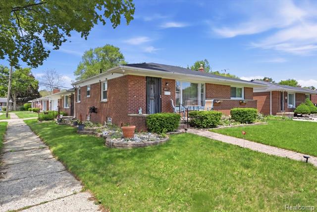Builiding view three for 8271 Arnold, Dearborn Heights, MI. 48127
