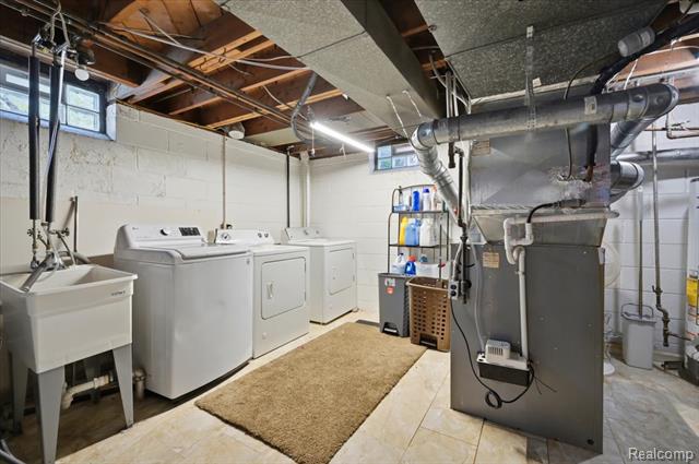 Builiding view twenty five for 8271 Arnold, Dearborn Heights, MI. 48127