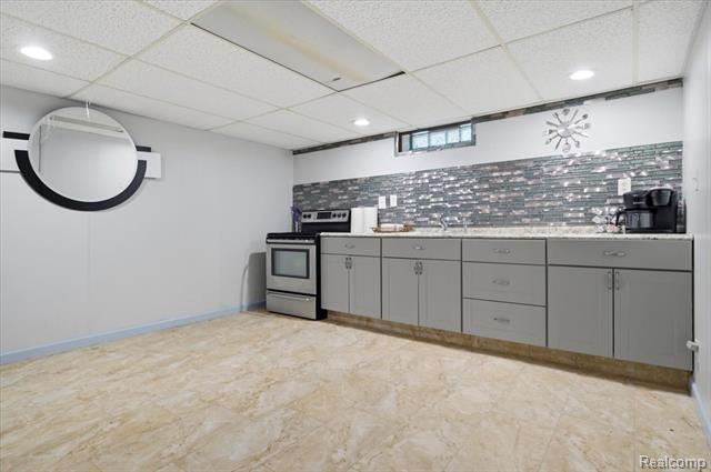 Builiding view twenty one for 8271 Arnold, Dearborn Heights, MI. 48127