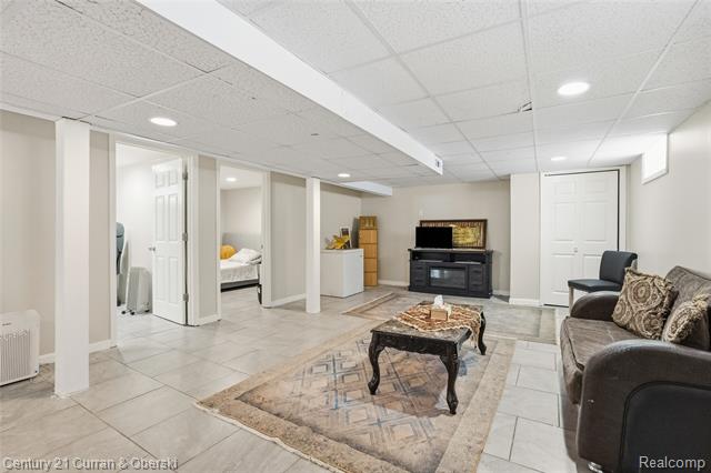 Builiding view nineteen for 8227 Riverview, Dearborn Heights, MI. 48127
