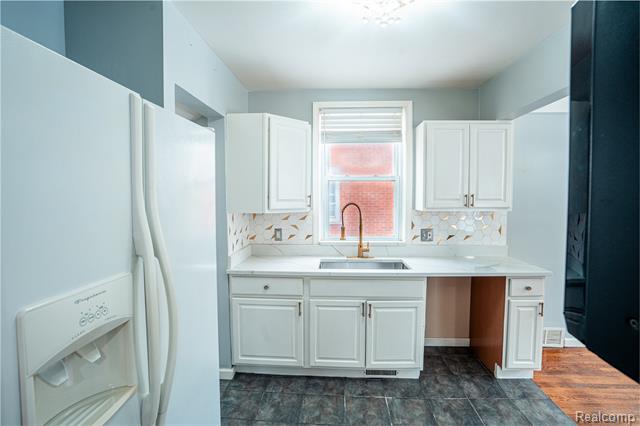 Builiding view eight for 8467 Riverview, Dearborn Heights, MI. 48127