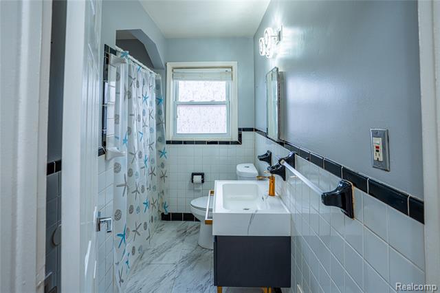 Builiding view eleven for 8467 Riverview, Dearborn Heights, MI. 48127