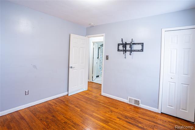 Builiding view fifteen for 8467 Riverview, Dearborn Heights, MI. 48127