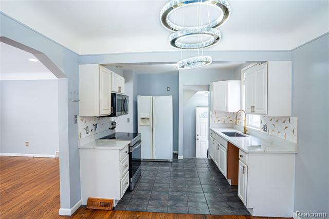 Builiding view five for 8467 Riverview, Dearborn Heights, MI. 48127