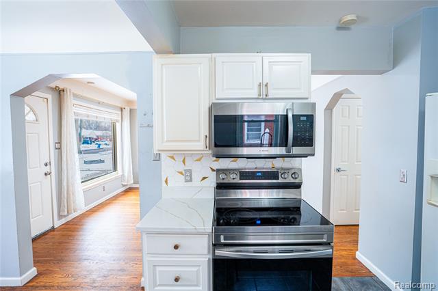 Builiding view seven for 8467 Riverview, Dearborn Heights, MI. 48127