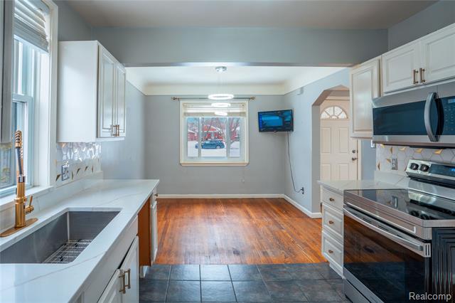 Builiding view six for 8467 Riverview, Dearborn Heights, MI. 48127